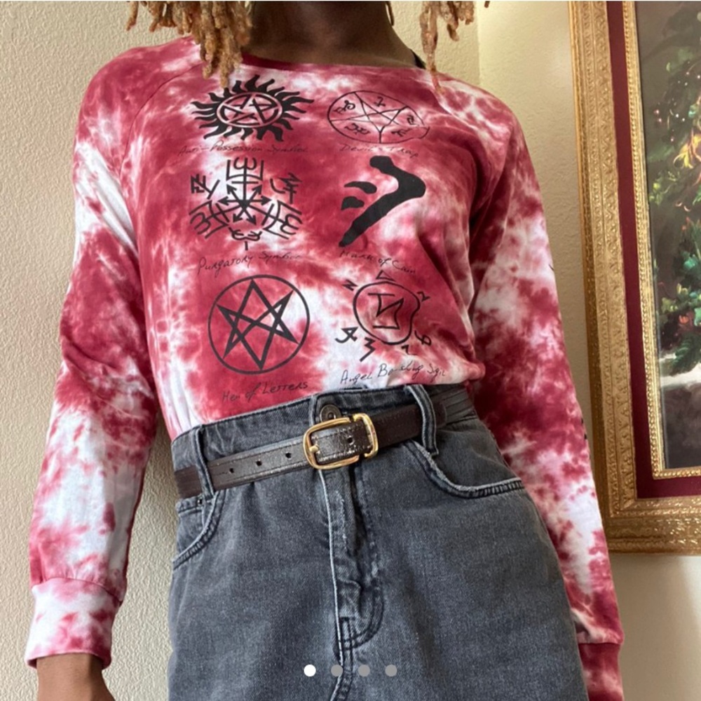 👚 Cropped Tie Dye Satanic Print Long Sleeve